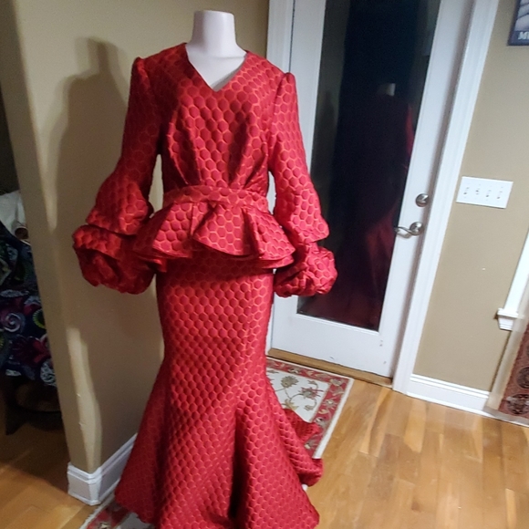 Gorgeous Red 2 piece Skirt & blouse - Picture 4 of 11